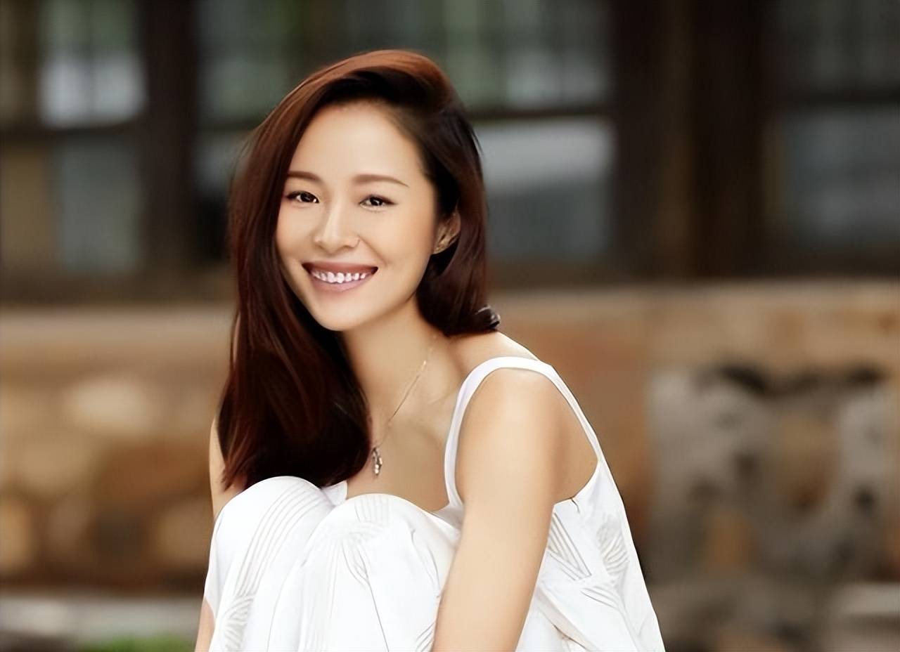 被称为顶级绿茶,出道26年争议不断,如今42岁看着却像24岁