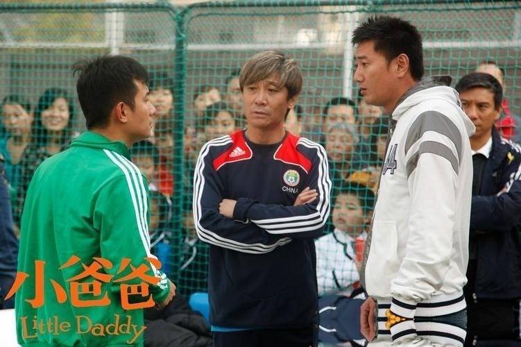 前国脚高峰现状：55岁很沧桑，妻子也是运动员，儿子和继父更亲近