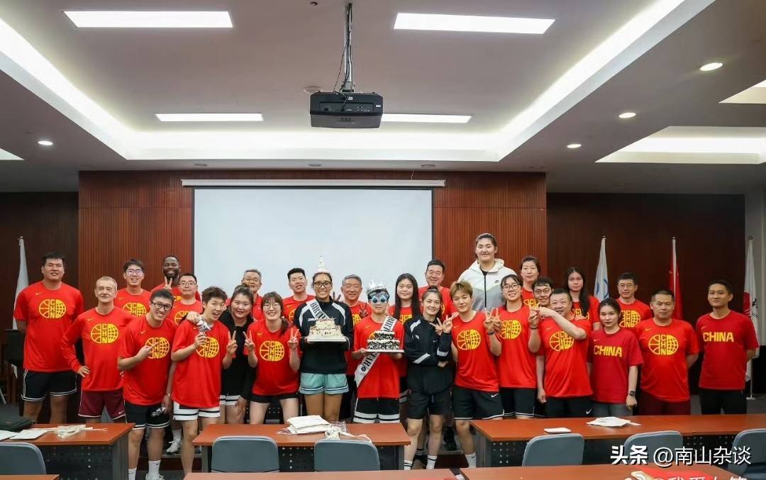中国女篮最新消息，全队为唐子婷 钟佳丽庆生 11名球员正在集训备战
