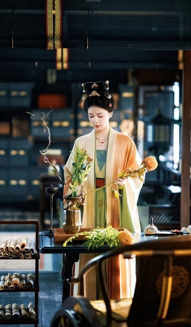 原创            刘冲晒素颜聚餐照贺莫离收视，白鹿哭戏不靠飙泪，观众却更心疼