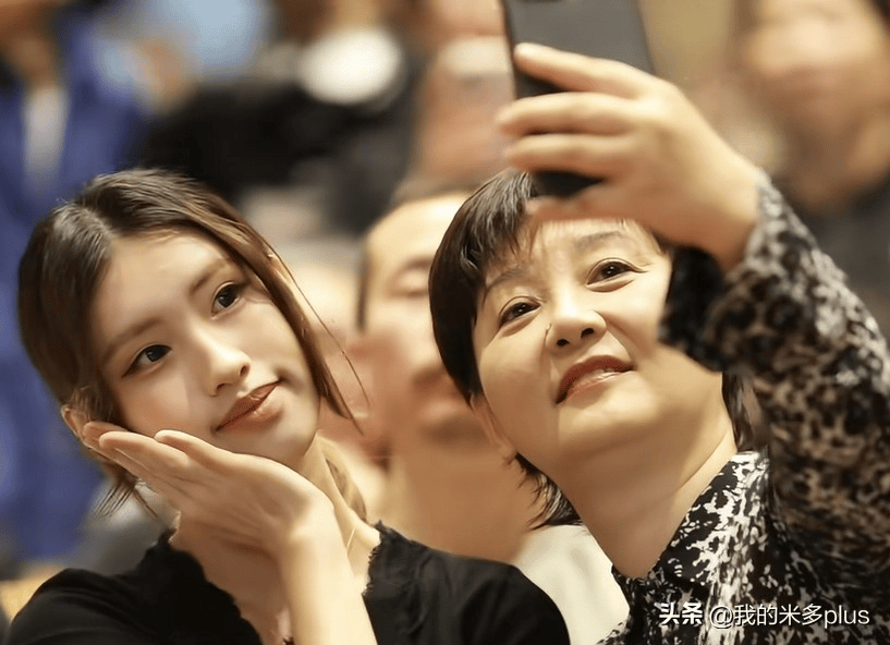 原创            66岁冯小刚近况曝光！养女回国力挺新片，如今和冯小刚徐帆越来越像一家人