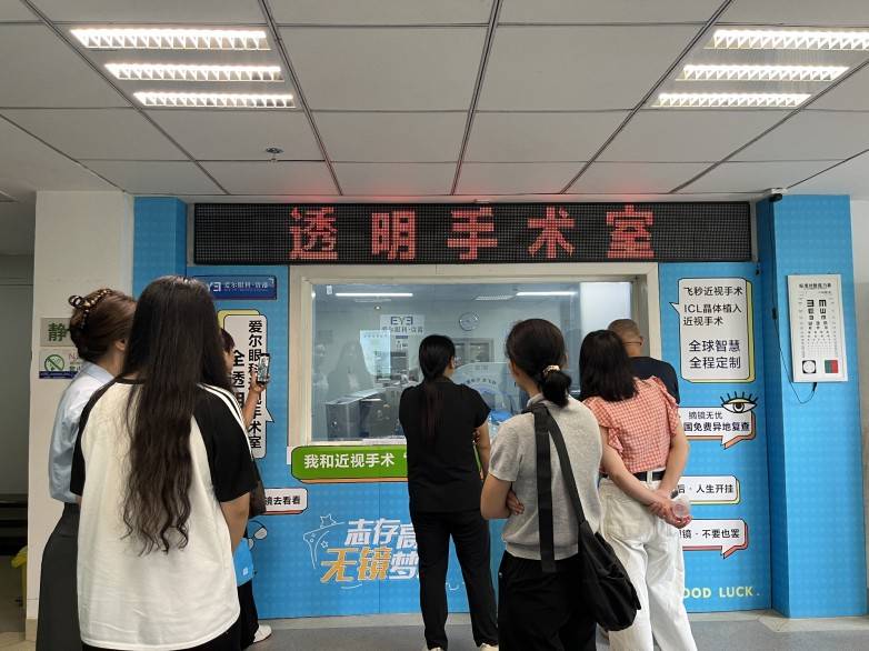 ​高考结束摘镜忙：贵港学子为圆军警梦 理性选择近视矫正方案(图2)