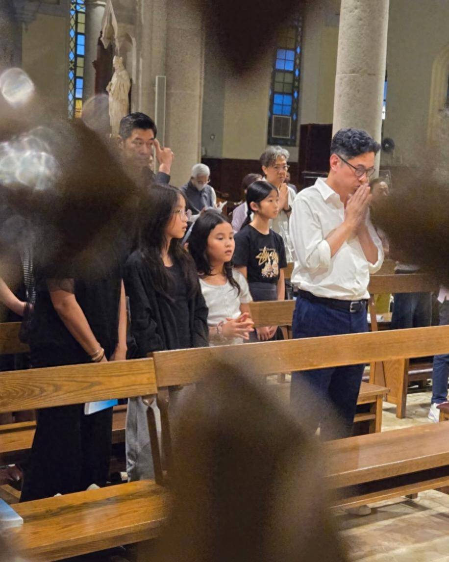 原创            港姐吴文忻追思弥撒，丈夫携俩女儿现身神情哀伤，两人被曝没离婚