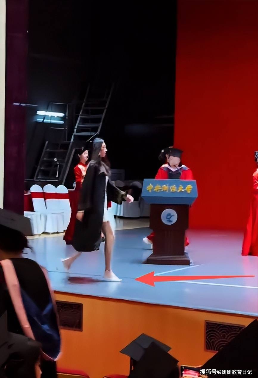 211女孩穿凉拖参加毕业典礼,被骂惨了,“清朝思维”还在影响人?