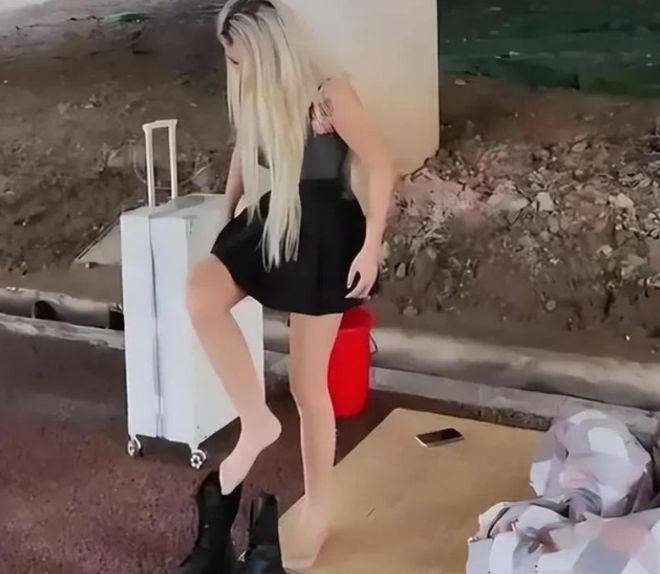 24岁打扮靓丽女子住桥洞,做公主梦,却沦为富二代玩物