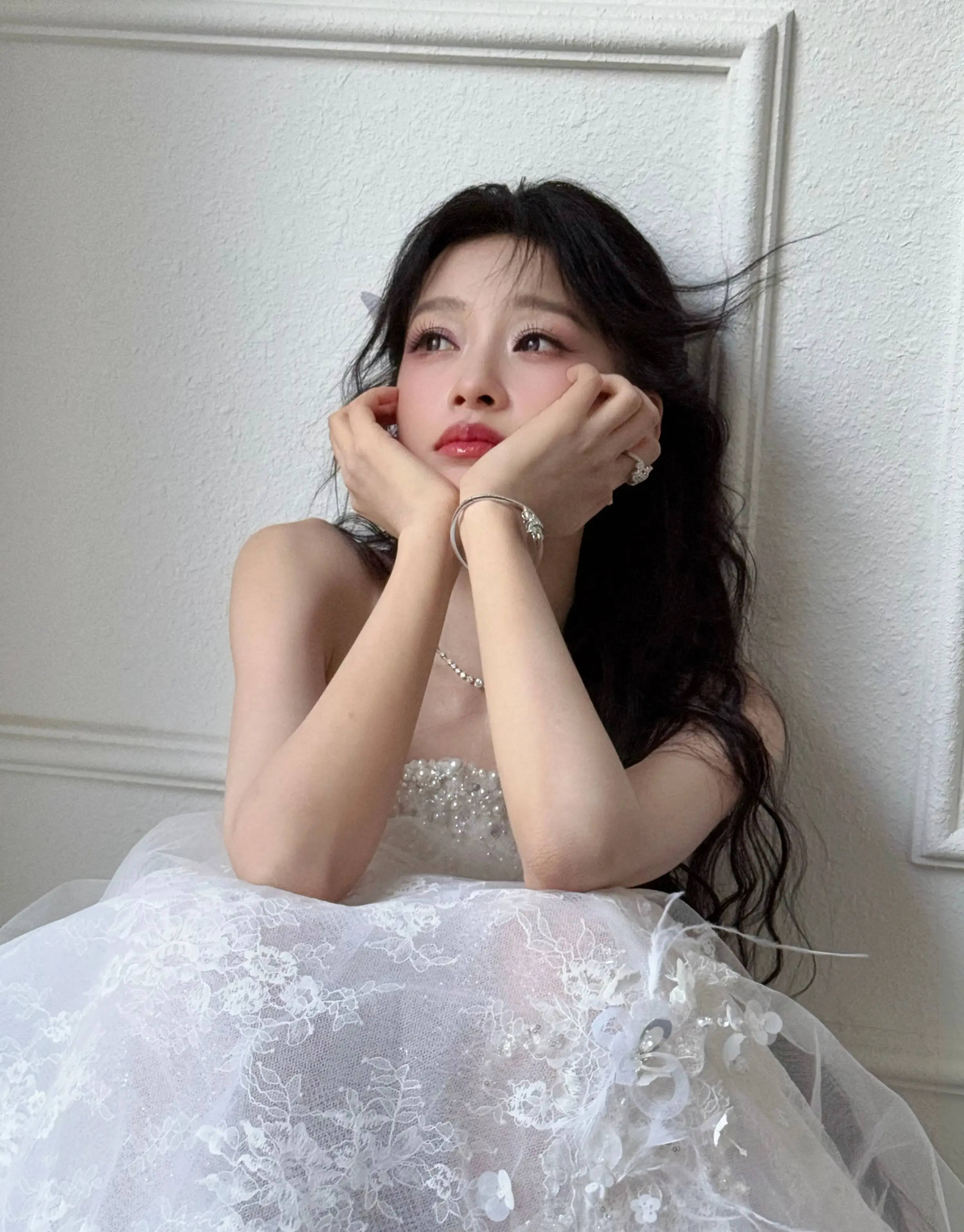 孙怡穿白色珍珠抹胸长裙 温婉如玉出尘脱俗