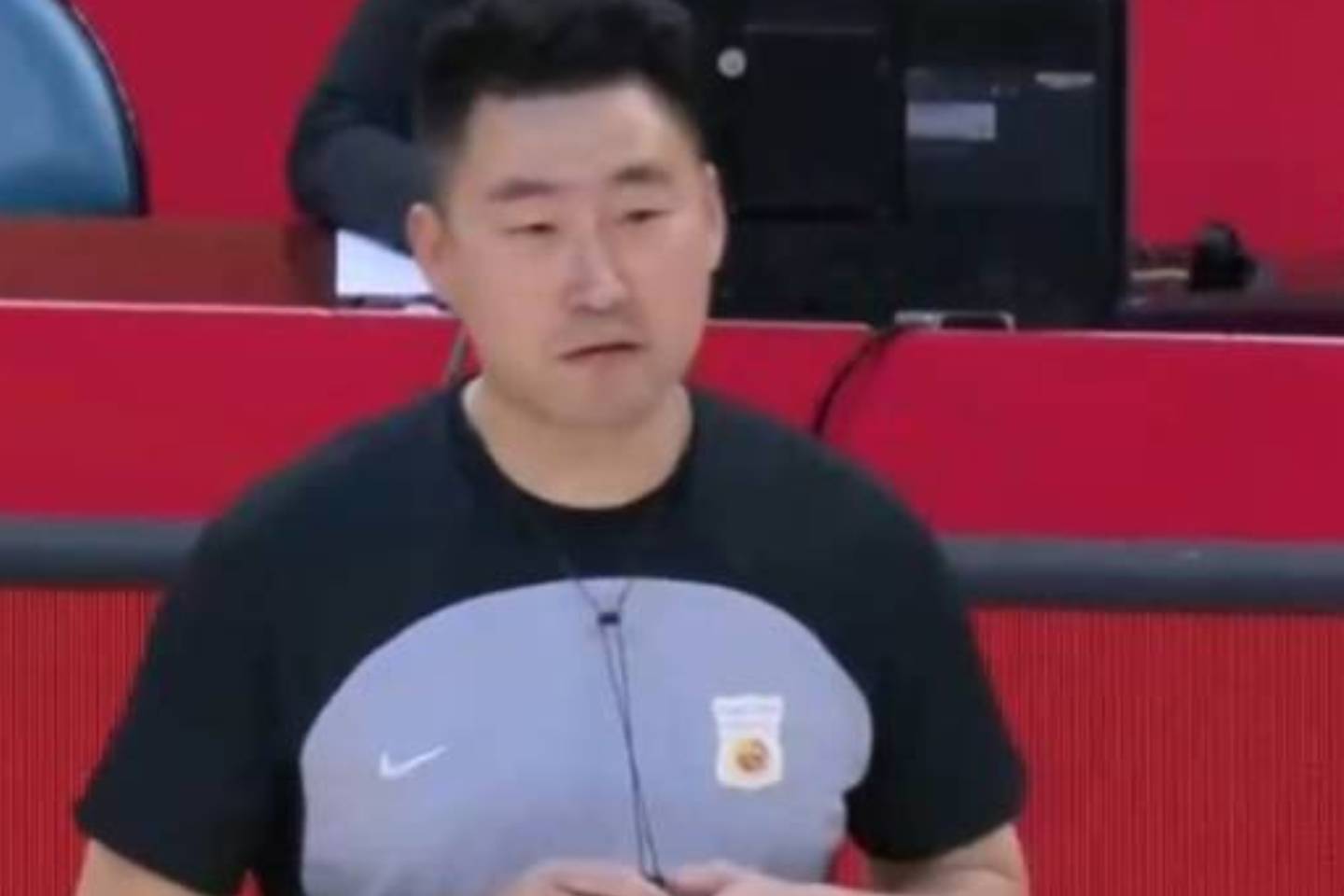中国男篮热身赛两连胜，应该着重表扬的是CBA的裁判