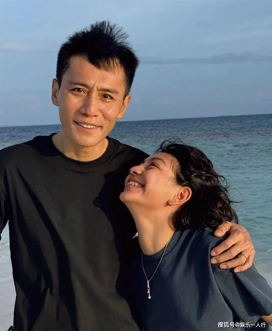原创            刘烨妻女现身《四渡》北京首映，14岁霓娜身高逼近1米7追赶妈妈安娜