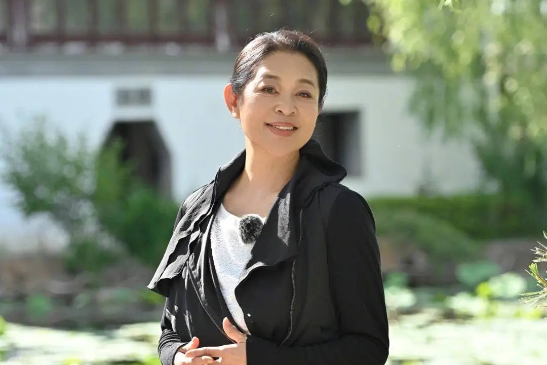 倪萍回应迟蓬获白玉兰最佳女配角：真是想哭，也想笑封面图