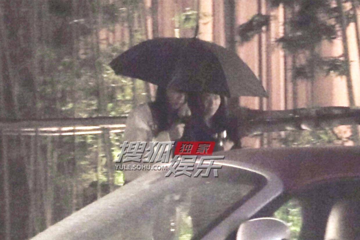 刘涛雨夜护助理显暖心 伞倾斜半身淋雨获赞温柔典范