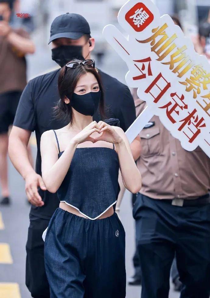 《灿如繁星》虞书欣写真露出香肩和小蛮腰！好辣的剧宣
