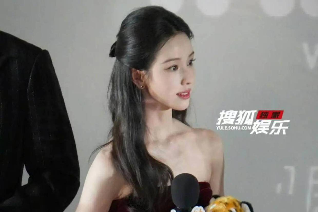 陈都灵周翊然舞剑默契满分 《翘楚》主演团趣味互动引爆现场
