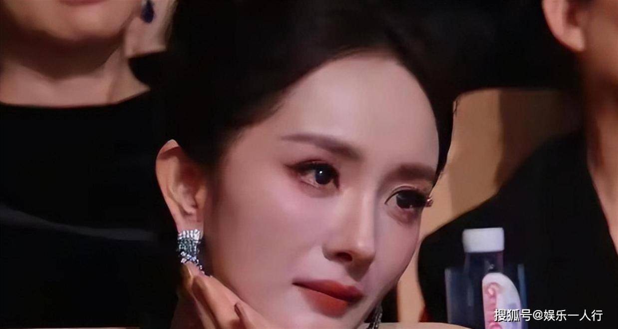 杨幂白玉兰2秒“黑脸”被骂输不起？先看白宇折给她的那朵白玉兰再说封面图