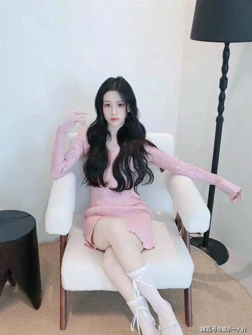 原创            包上恩首秀性感写真！白嫩美腿+虎牙笑，把校园白月光的纯欲彻底玩明白了