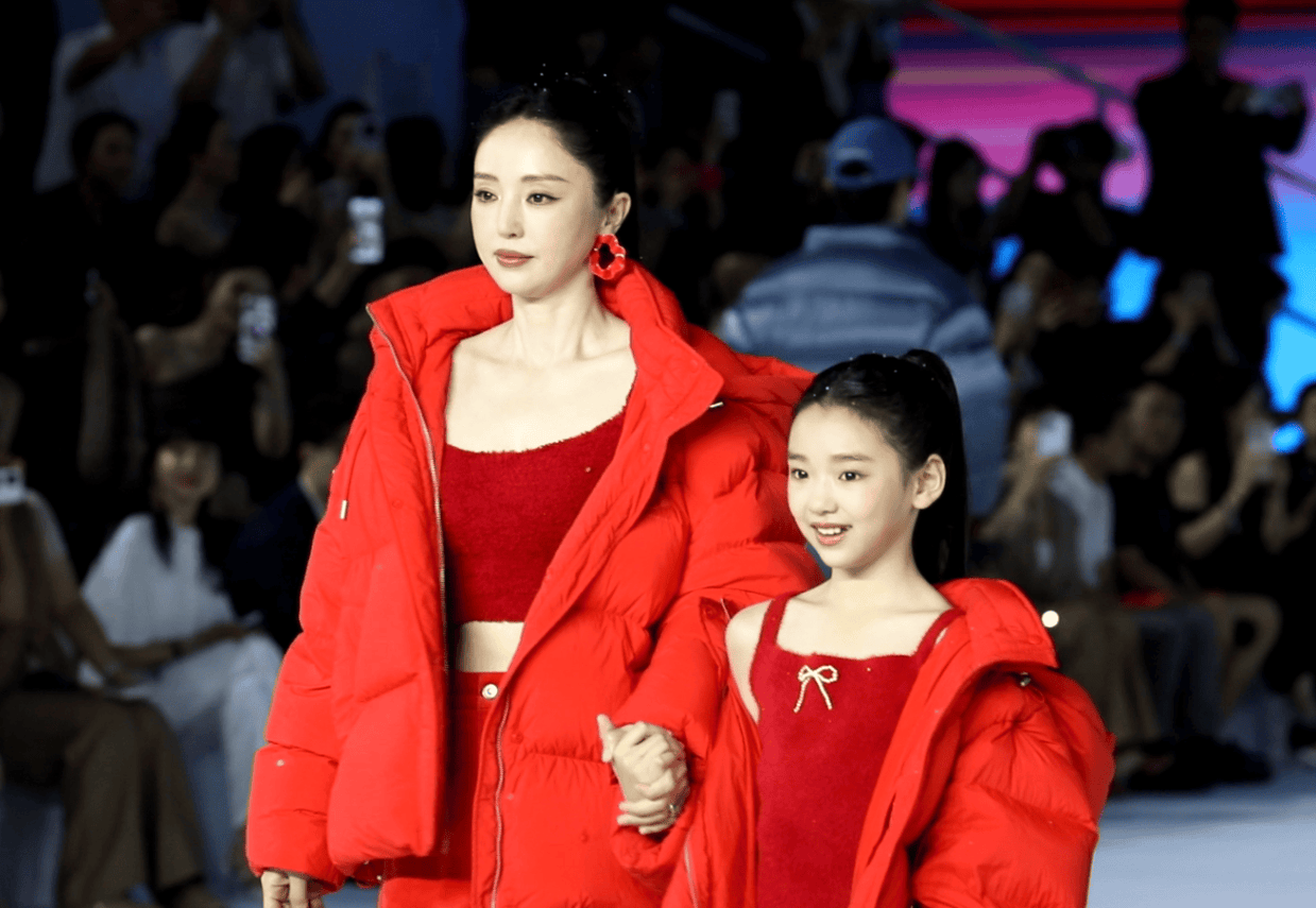 董璇携女小酒窝亲子走秀 Angelababy台下比心送暖