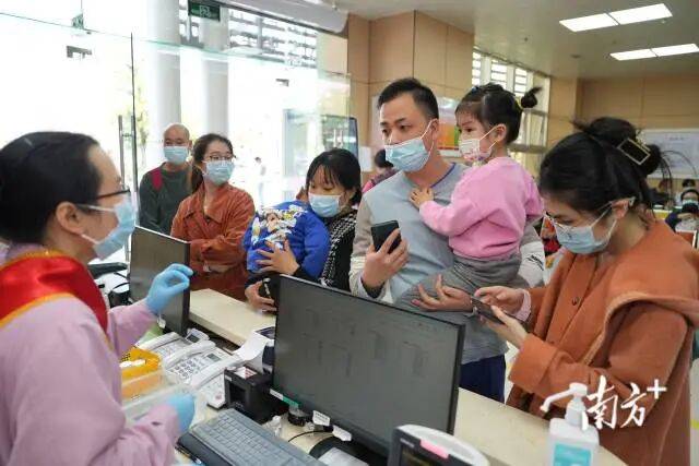 江门市妇幼保健院儿科急诊分诊台十分忙碌。