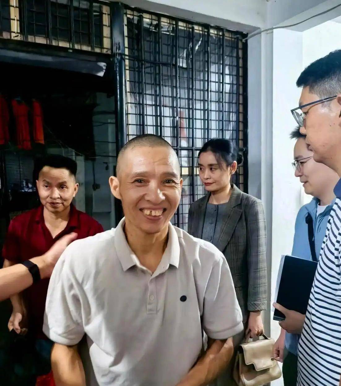 回顾：菲方释放64名中国公民之际，一个令人揪心的消息传到国内：菲律宾刚放了64个中国人，另一个却把命丢在了马尼拉的羁押室里