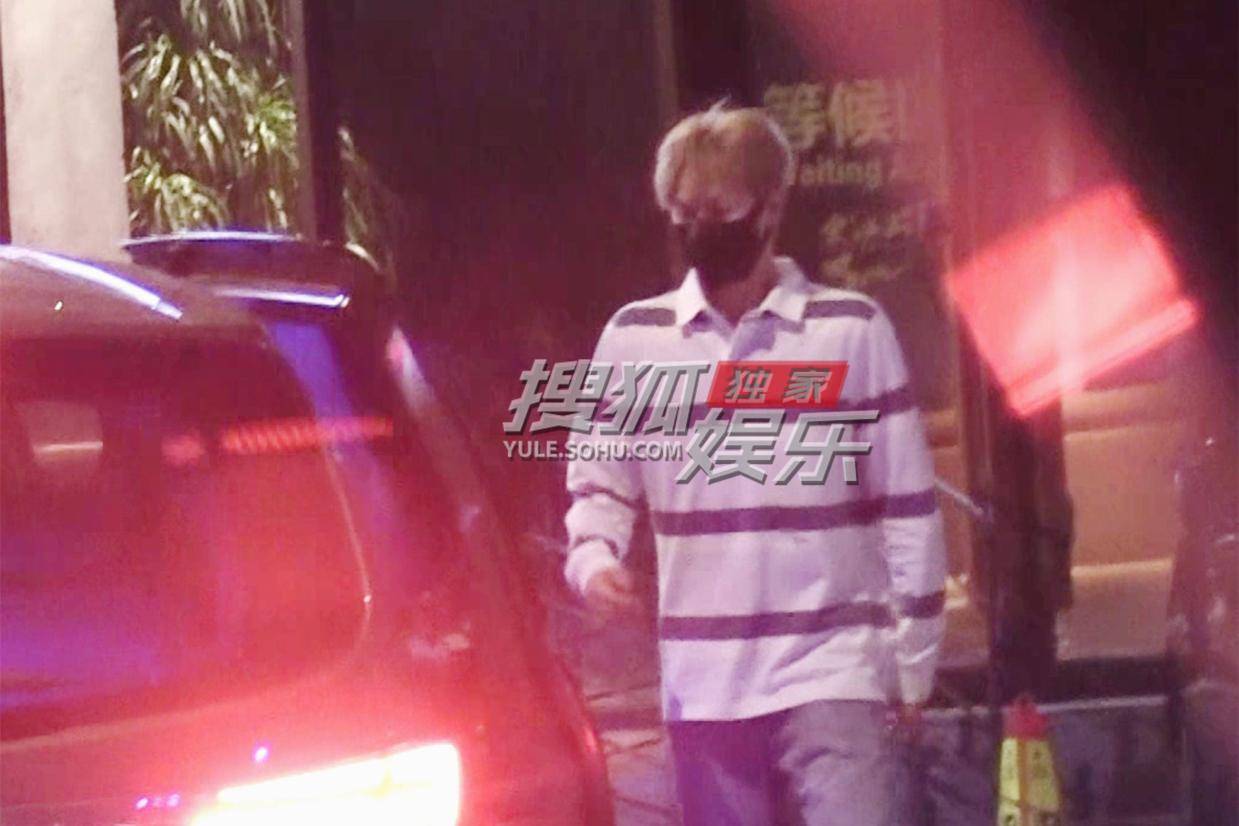李昀锐烤肉店聚餐造型曝光 金发条纹衫演绎清新少年感