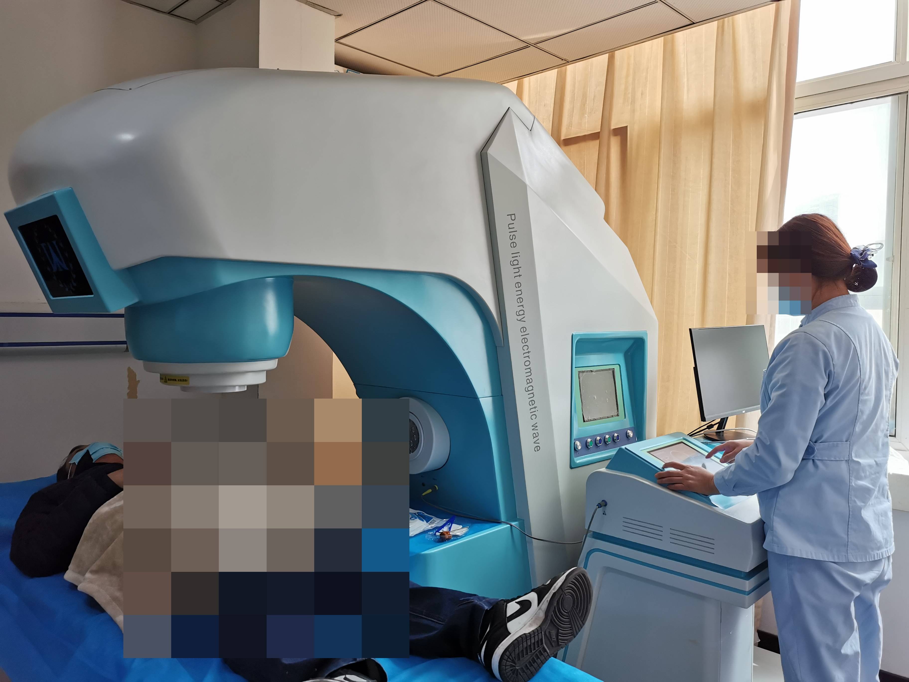 咸阳秦都九龙医院医护人员操作脉冲光能磁波治疗设备
