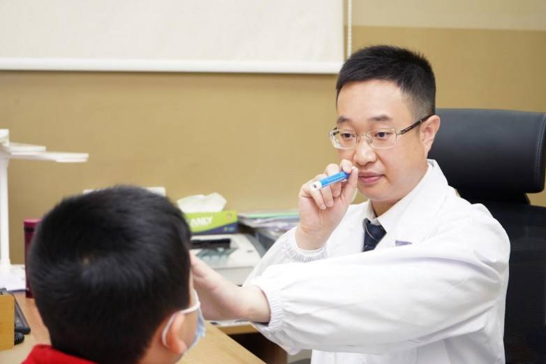 暑期近视暴涨预警!东莞爱尔眼科扶城宾:抓住黄金窗口期,三步科学稳住孩子视力(图1) 暑期近视暴涨预警!东莞爱尔眼科扶城宾:抓住黄金窗口期,三步科学稳住孩子视力(图1)