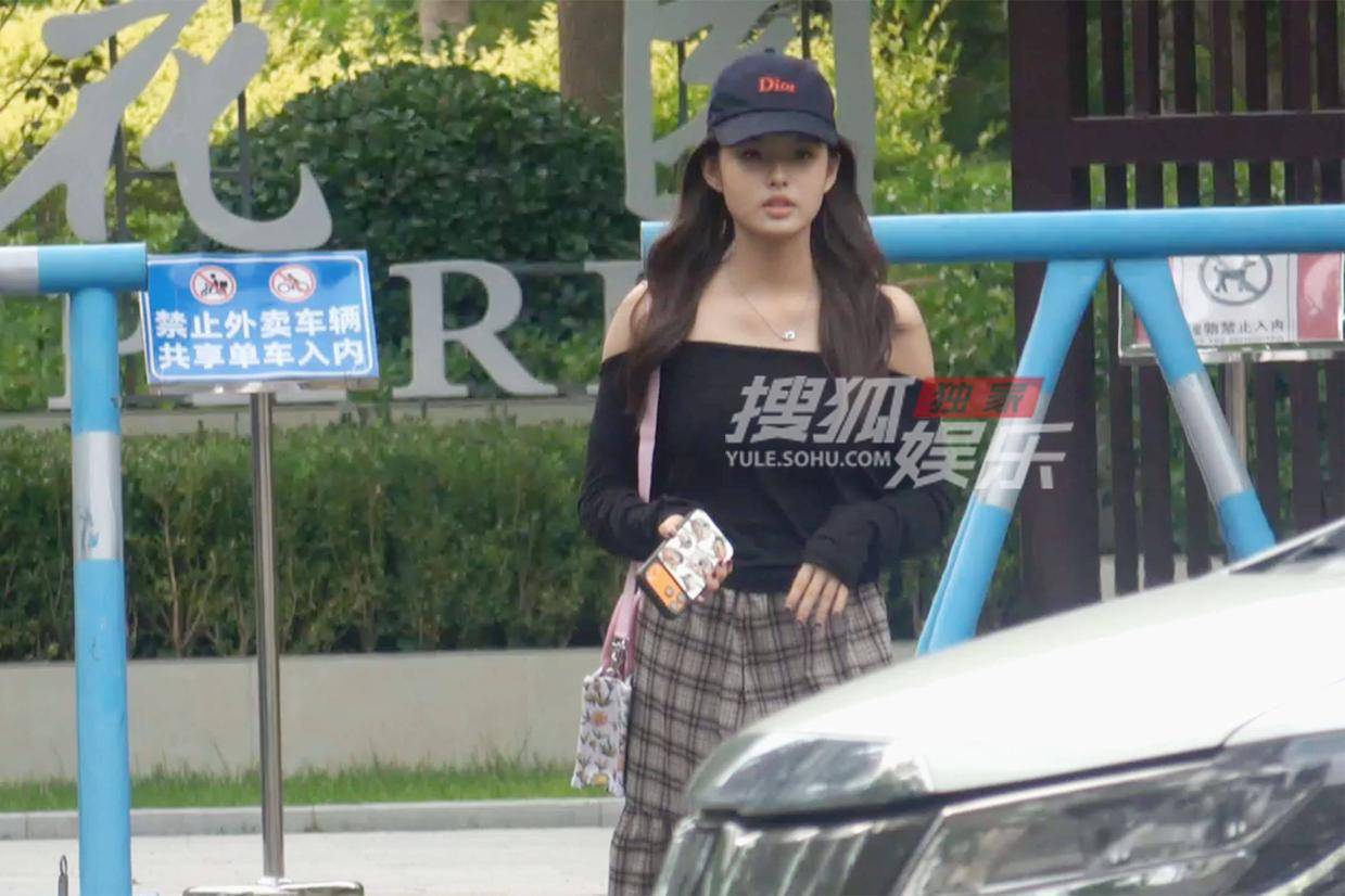 艾米公园餐厅友聚，一字肩穿搭演绎灵动少女风情