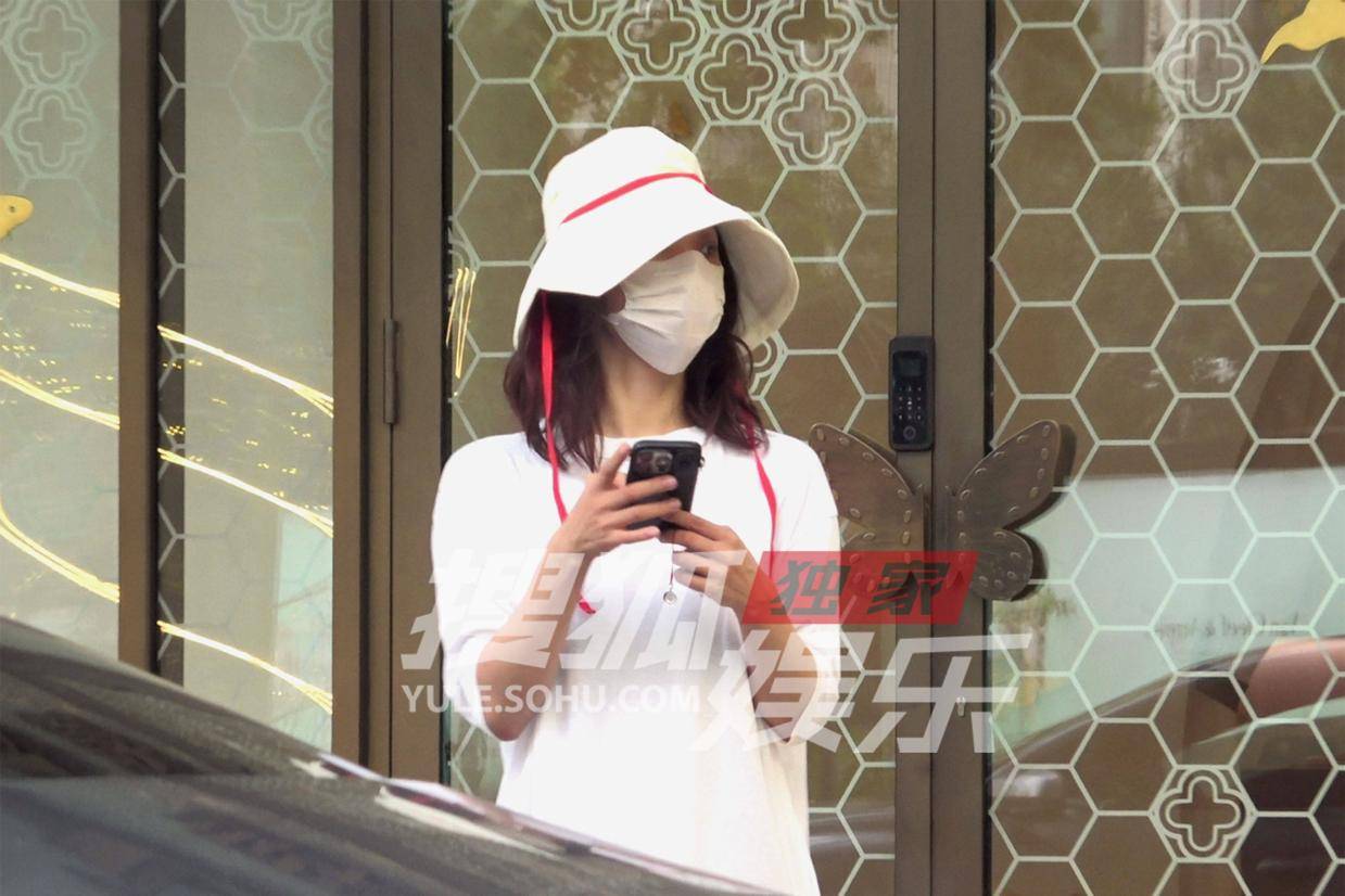 王珞丹夏日街头防晒造型曝光 森女风穿搭温柔又治愈