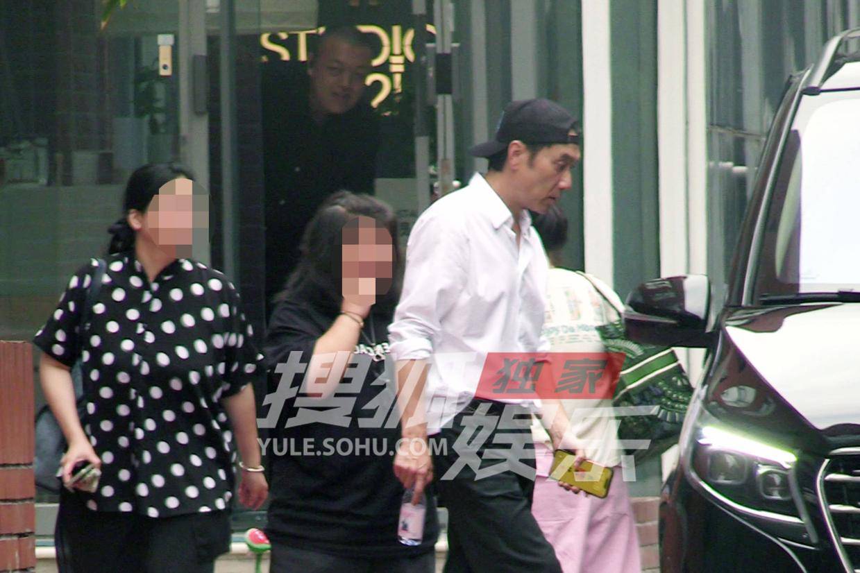 林依轮录音棚工作结束 白衫简约帅气 步伐从容状态佳