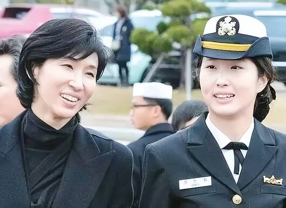 原创            韩国SK二公主崔敏贞，北大毕业嫁军官为妈撑腰，有钱有才父却出轨