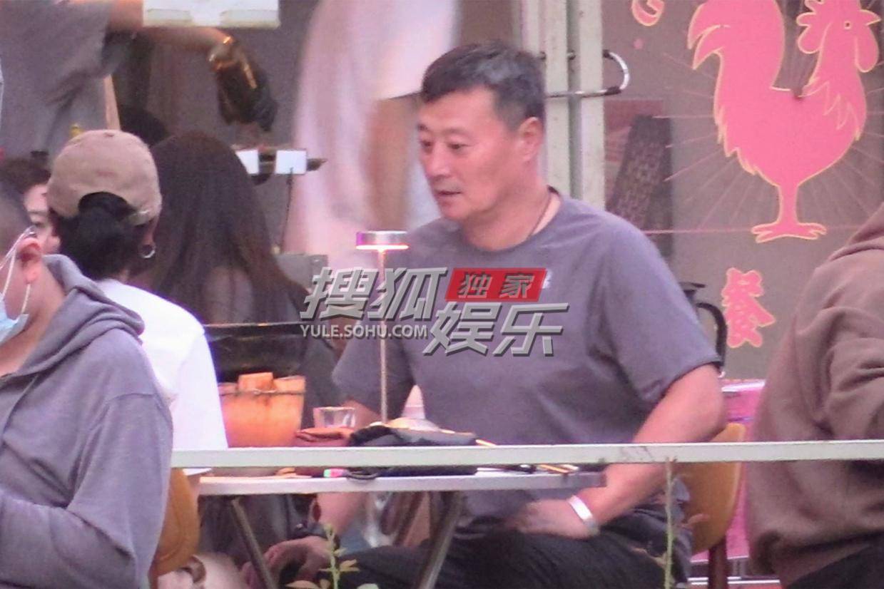 任程伟曹卫宇露天餐馆老友相聚 举杯畅聊尽显深厚情谊