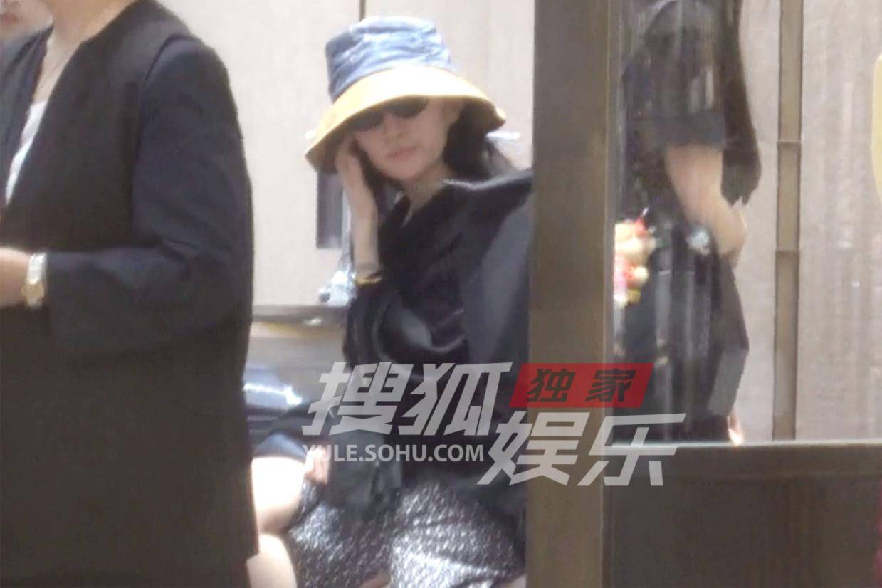 徽声在线独家揭秘：刘亦菲逛街选首饰 披肩草帽造型温柔又迷人