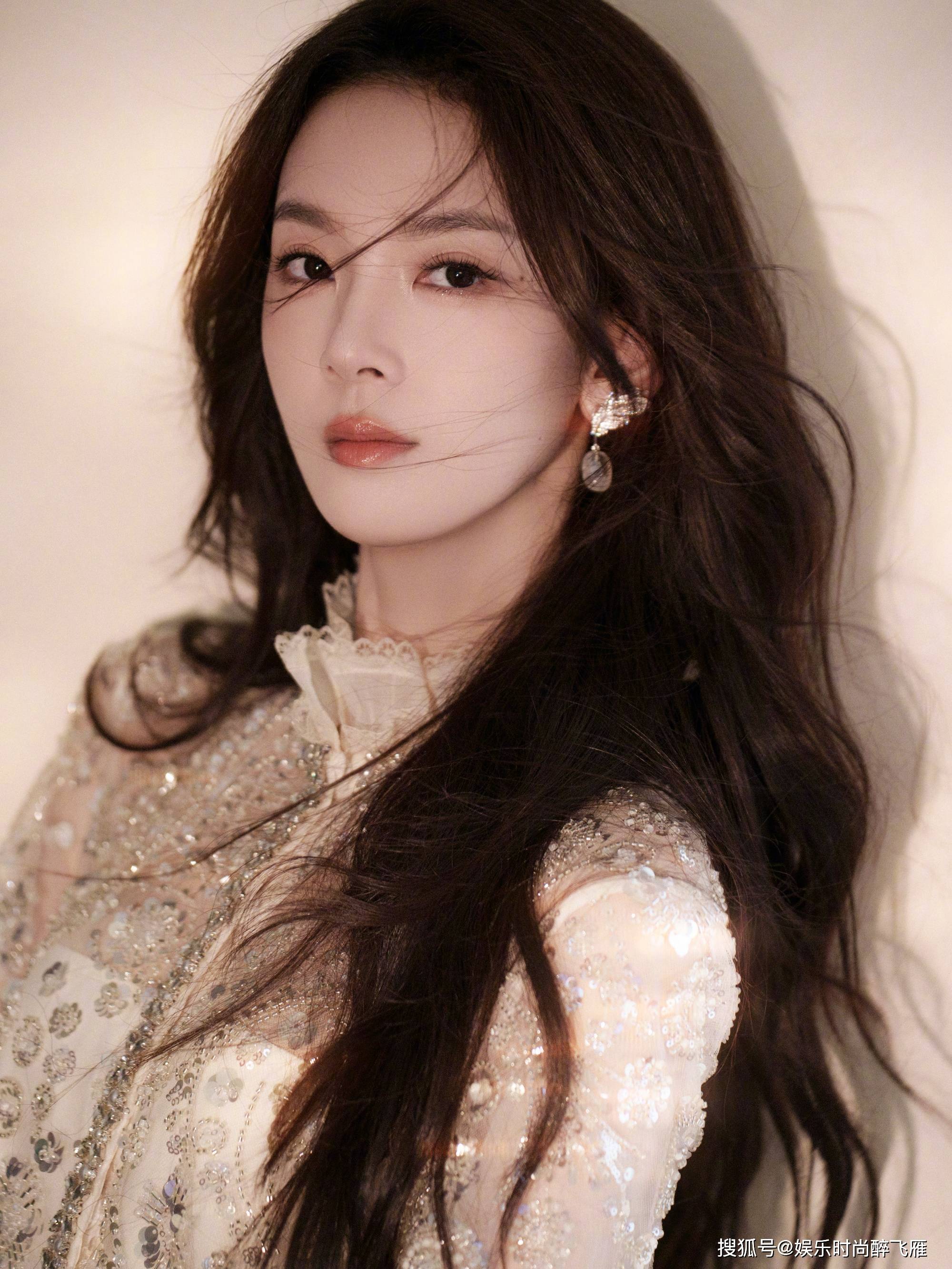 明星陈瑶写真：光影流转，夺目绽放的女神魅力！