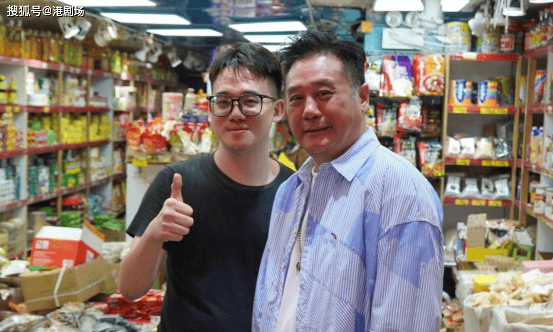 「非凡哥」麦长青负伤做送货！拄拐杖送米，途人围观索合照封面图