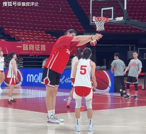 女篮最萌身高差！2米26张子宇“搞怪”干扰王思雨投篮引外界关注