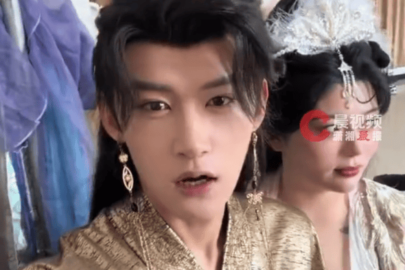 富婆带资进组硬加60多场吻戏引热议！短剧演员钟宇飞否认被包养封面图