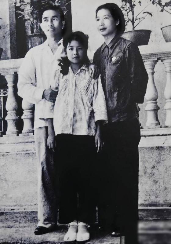 1998年，陶斯亮和哥哥石来发的合影，一母所生，但命运判若天渊_曾志_井冈山_母亲