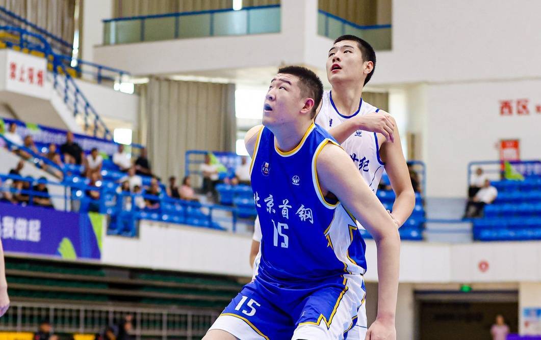 轰25分19板6帽！中国男篮18岁2米13中锋新星崛起：再夺篮板王