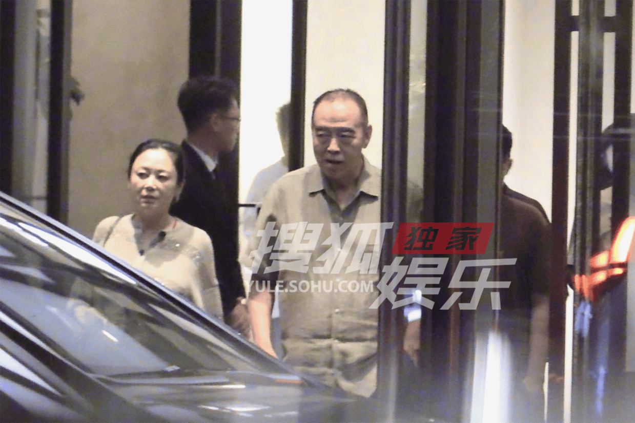 陈凯歌陈红夫妇与黄晓明酒店欢聚 笑意盈盈尽显深厚情谊