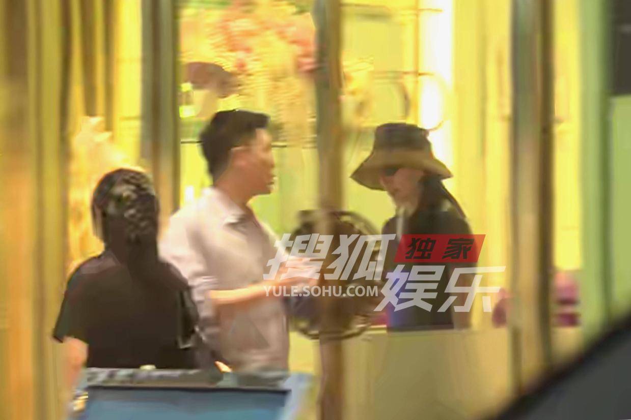 刘亦菲美容护理现身,草帽茶歇裙演绎恬淡时光