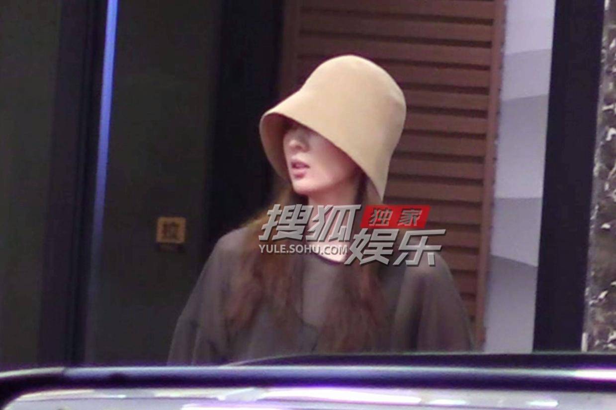 童瑶好友聚会尽显惬意生活 随性穿搭诠释从容魅力