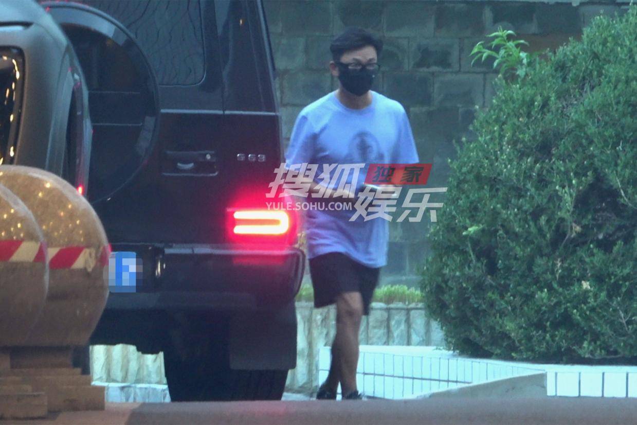 王宝强好友聚餐 女友冯清驾车相送甜蜜升级