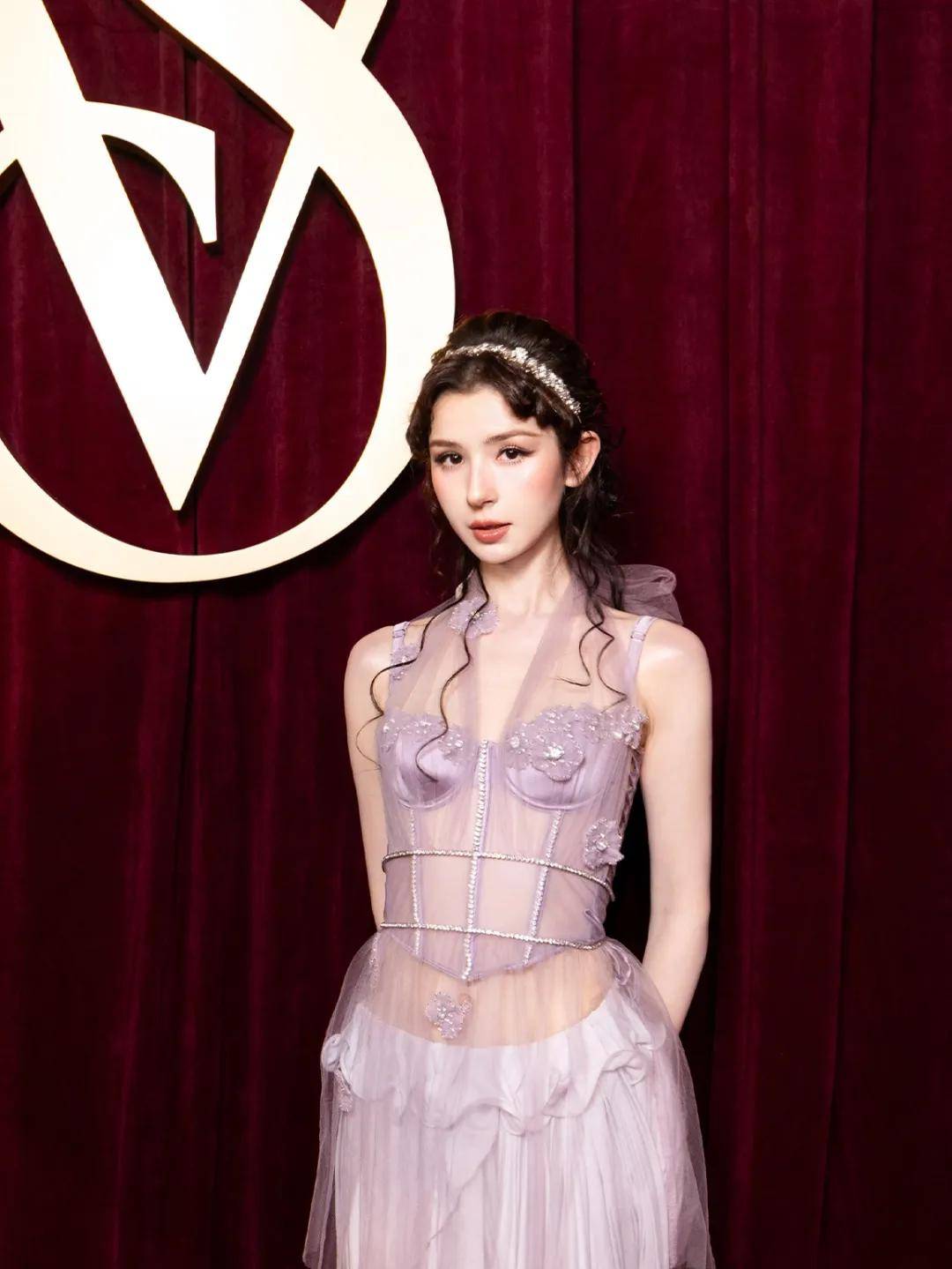 油画姑娘哈尼克孜，展现异域风情与时尚结合的美，狂野性感又迷人