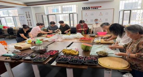 双节温情暖人心 锦旗致谢显初心——包头市计生协、青山区计生协联合宏德社工协会 开展特殊家庭慰问活动