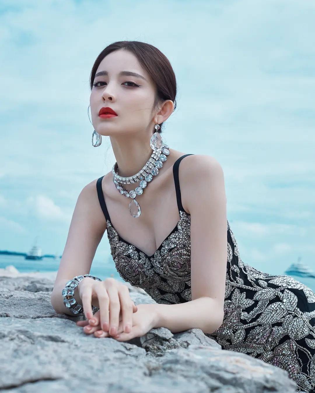 新疆女星古力娜扎写真美爆了！异域风情身材火辣性感撩人