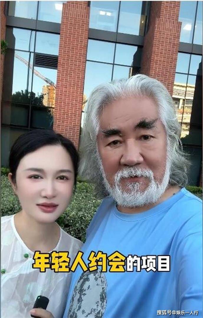 原创            杜星霖终于坦白！直播中承认与75岁张纪中存在代沟，两人交流不多无话可谈