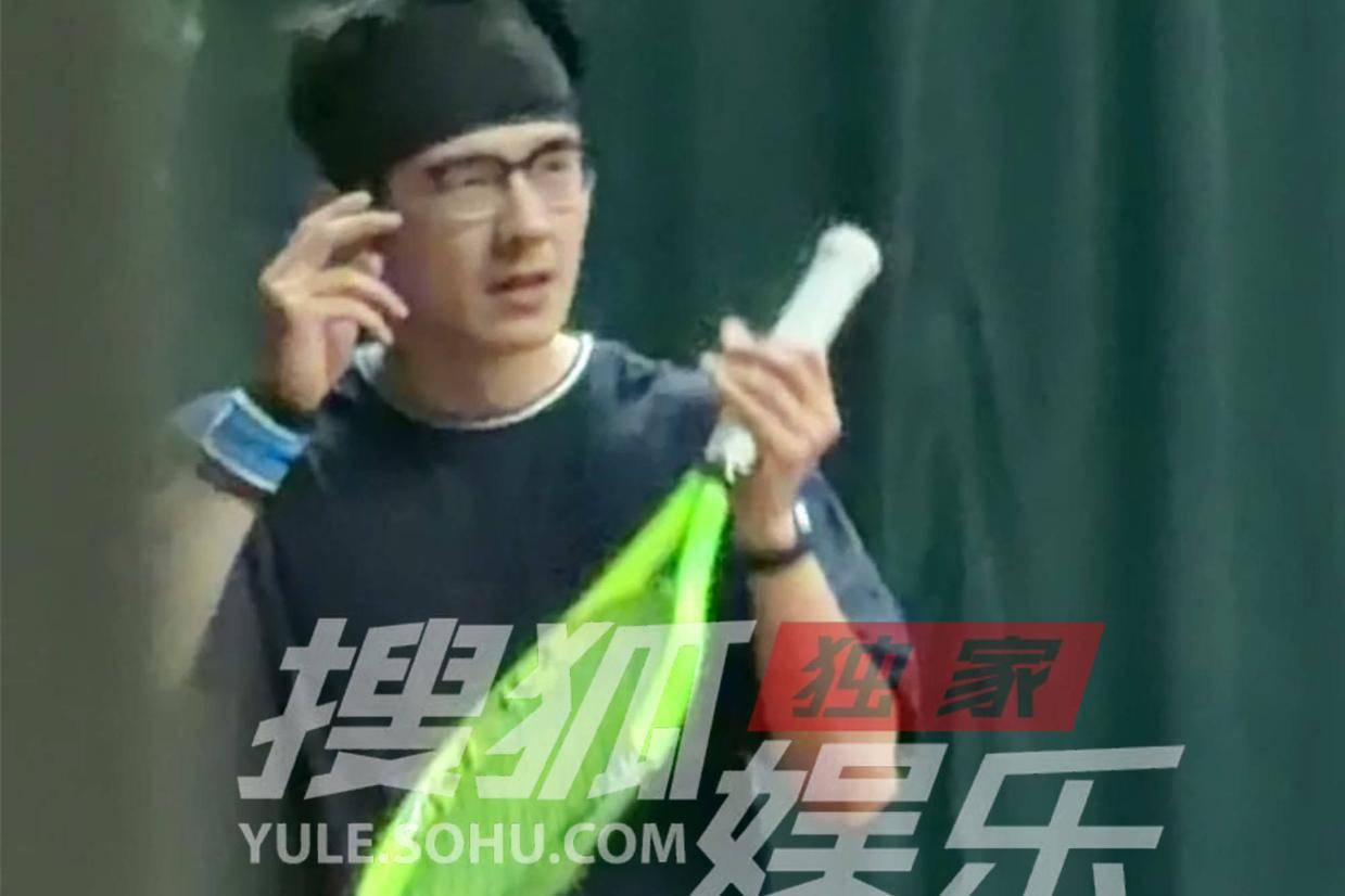刘昊然网球场擦汗露腹肌，荷尔蒙气息引爆网络热议