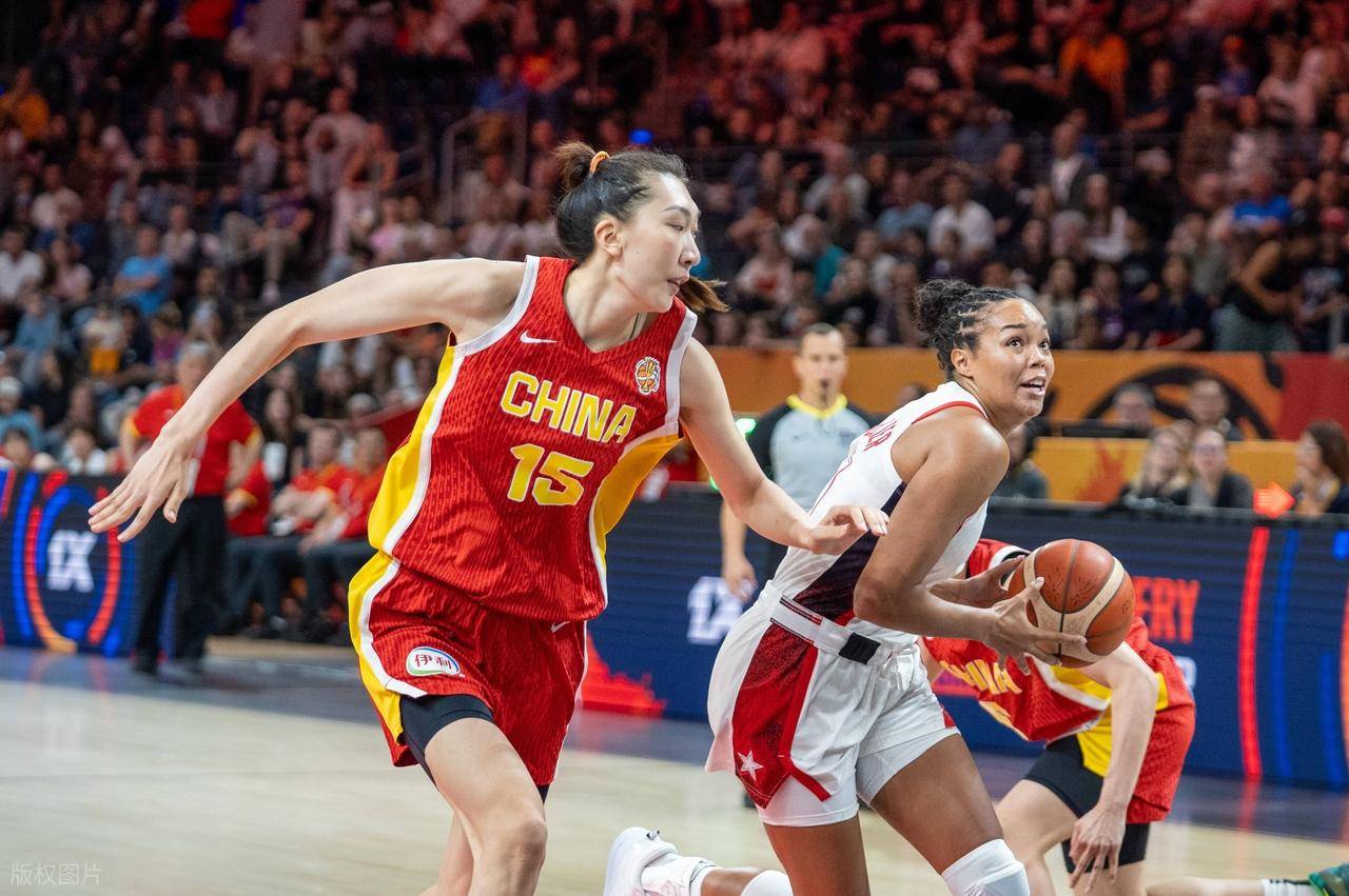 原创
            中国女篮首战惨败33分，一问集训练的什么？二问这3人是花钱进的国家队吗？