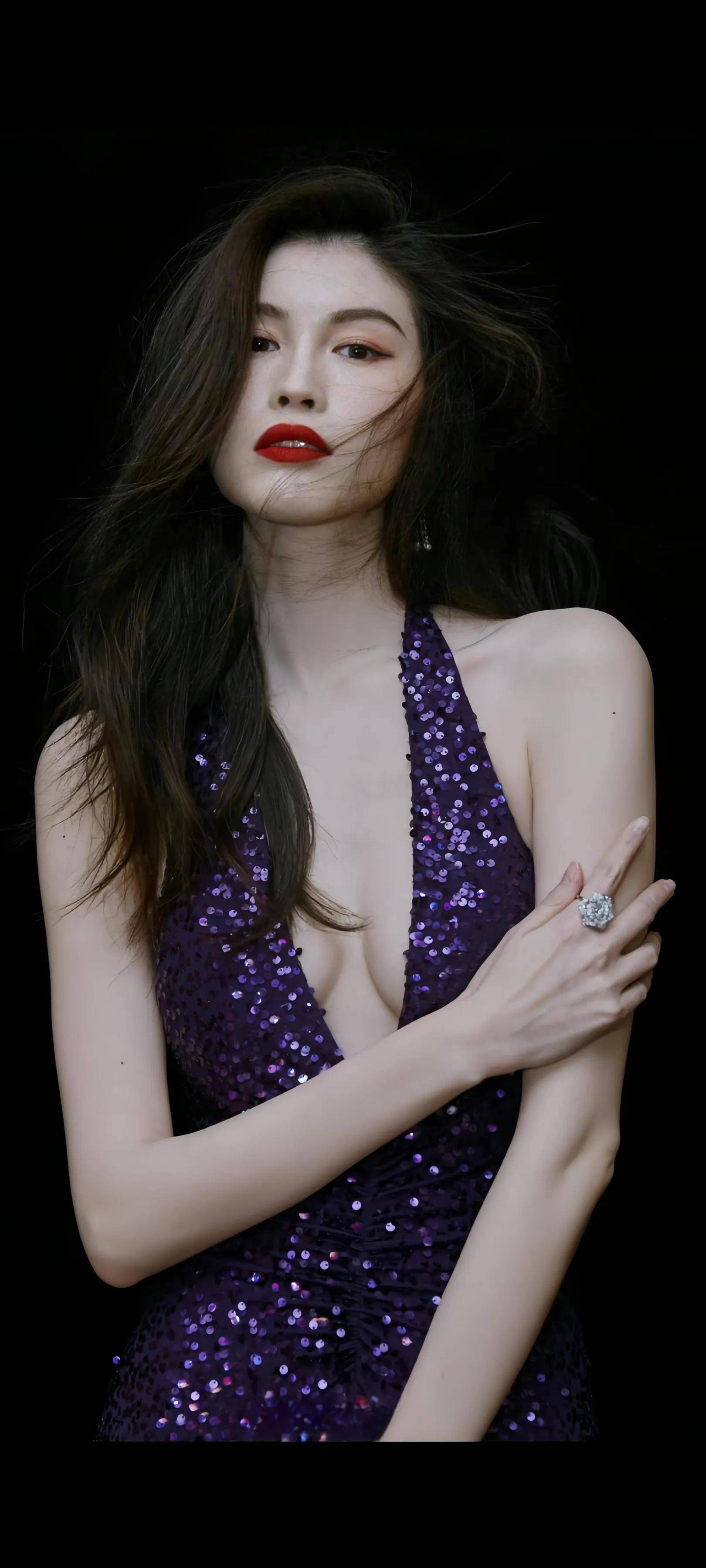 生子之后的何穗正式现身，罕见晒出最新内衣写真，网友：性感迷人