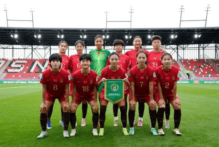 中国 U20 女足世界杯首秀大胜，全场唯一的中国球迷泪流满面