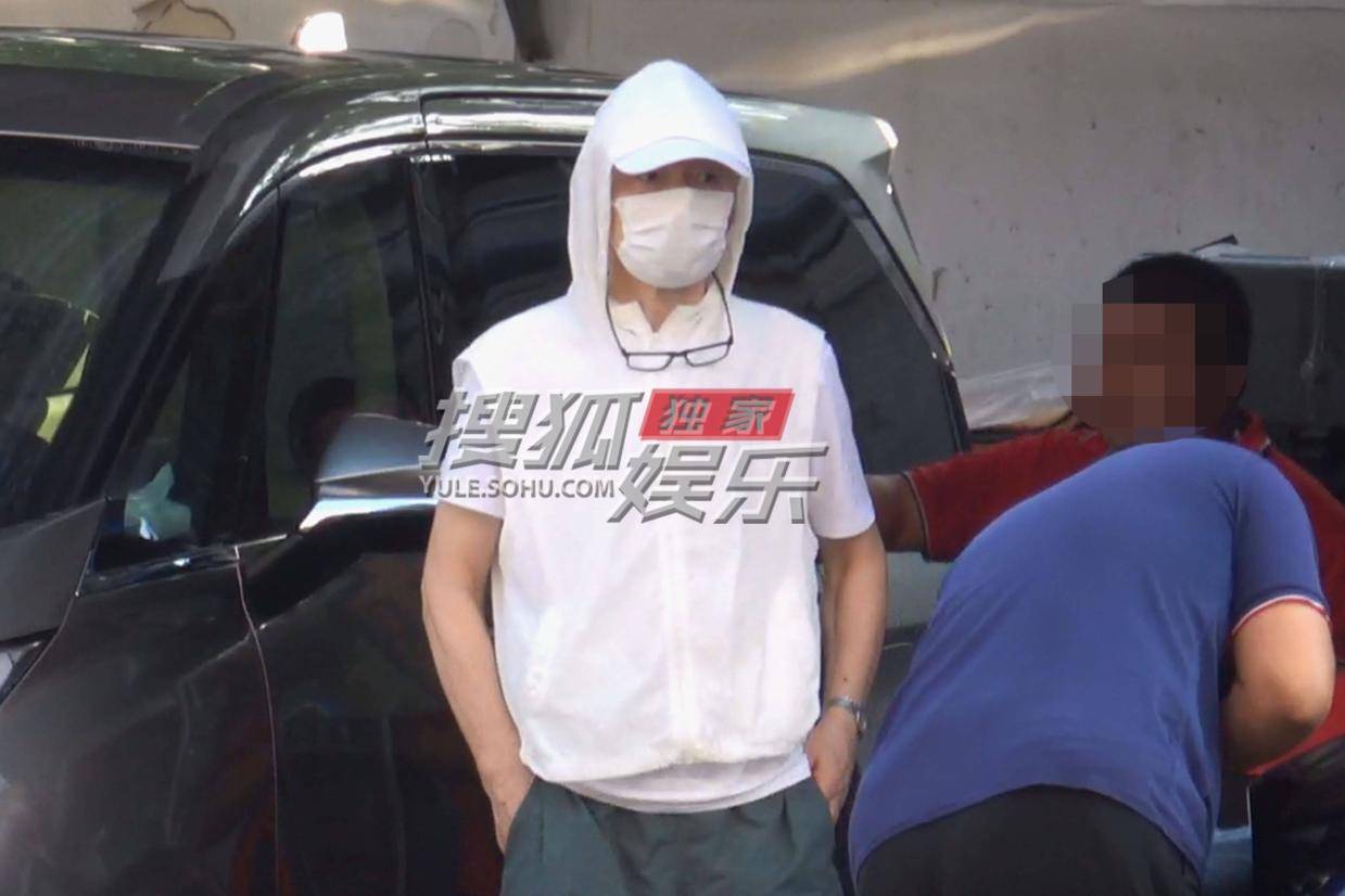 葛优车行洗车悠闲踱步 与洗车小哥亲切交流