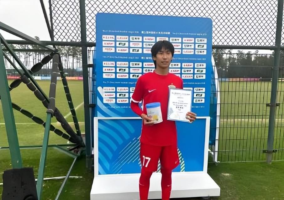 李新翔为何既没有入选U23国足，也没有进入邵佳一国足新集训名单，这背后原因就引起球迷热议。